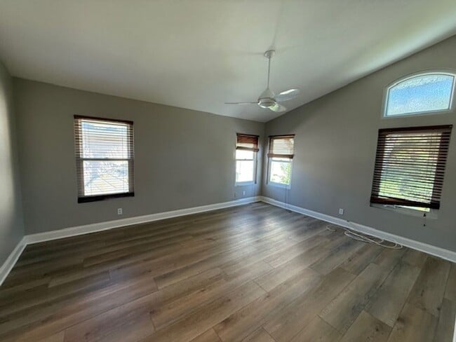 Building Photo - 4 bed / 2.5 bath plus large loft/family ro...