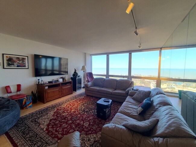 Building Photo - 2400 N Lakeview Ave