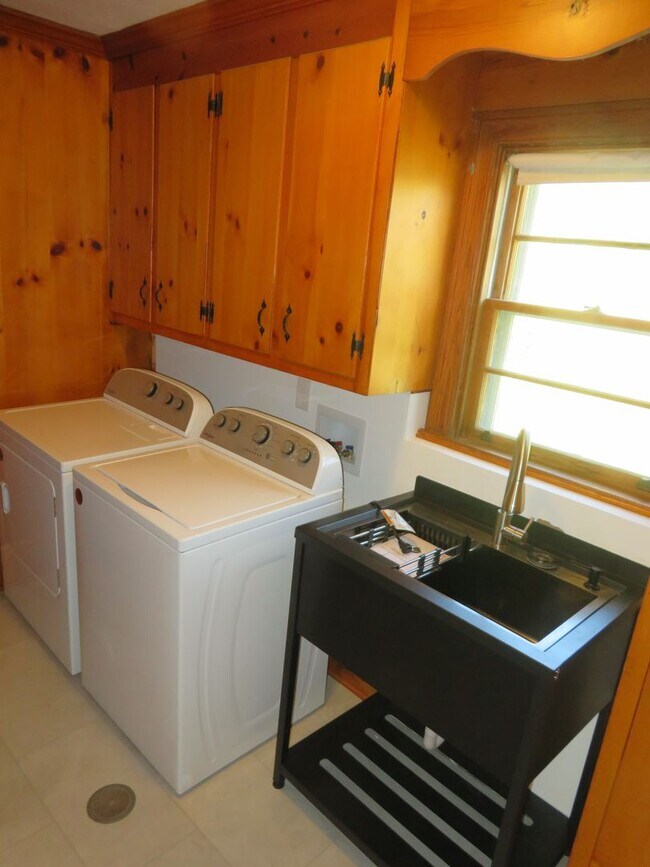 Building Photo - Meadowbrook Estates