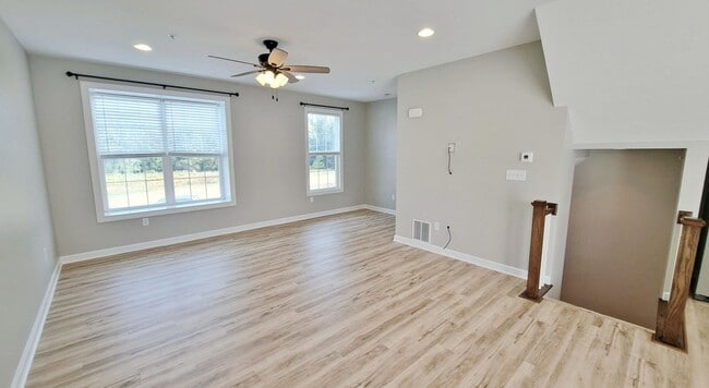 Building Photo - 3 Bed / 2-1/2 Bath Single Family Townhome ...