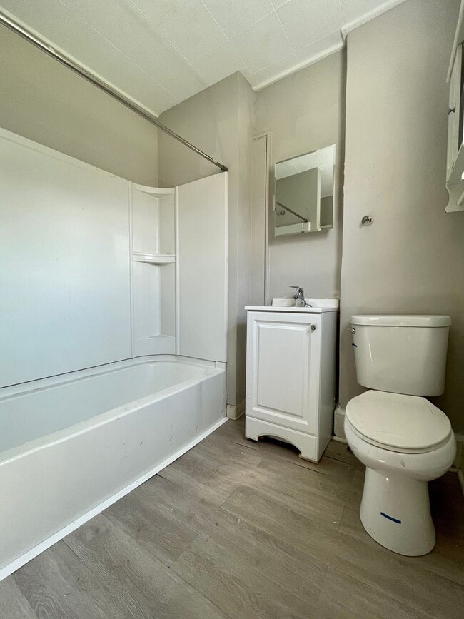 Building Photo - Multi Family Home 3 Bedroom and 1 Bath For Rent - Coming Soon