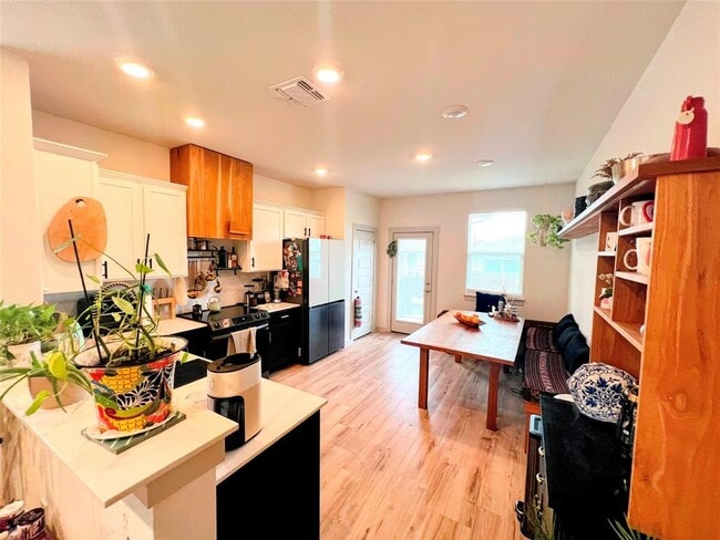 Building Photo - 10805 Tildon Ave