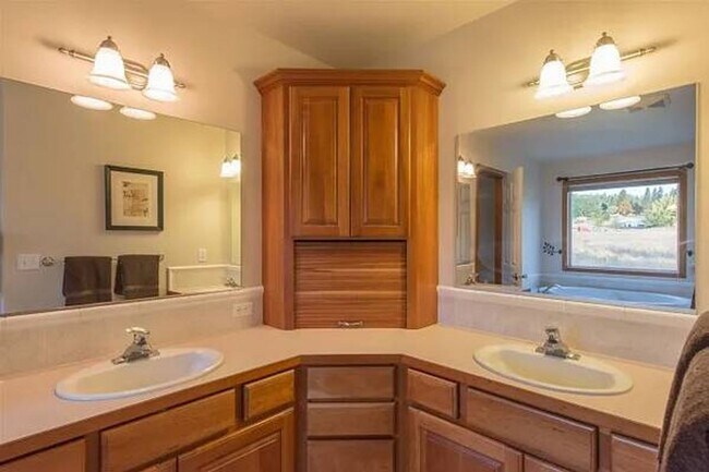 Building Photo - Beautiful Tri-Level Living on 5 Acres!