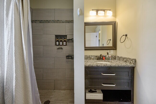 Primary bathroom - 1608 Fayetteville St