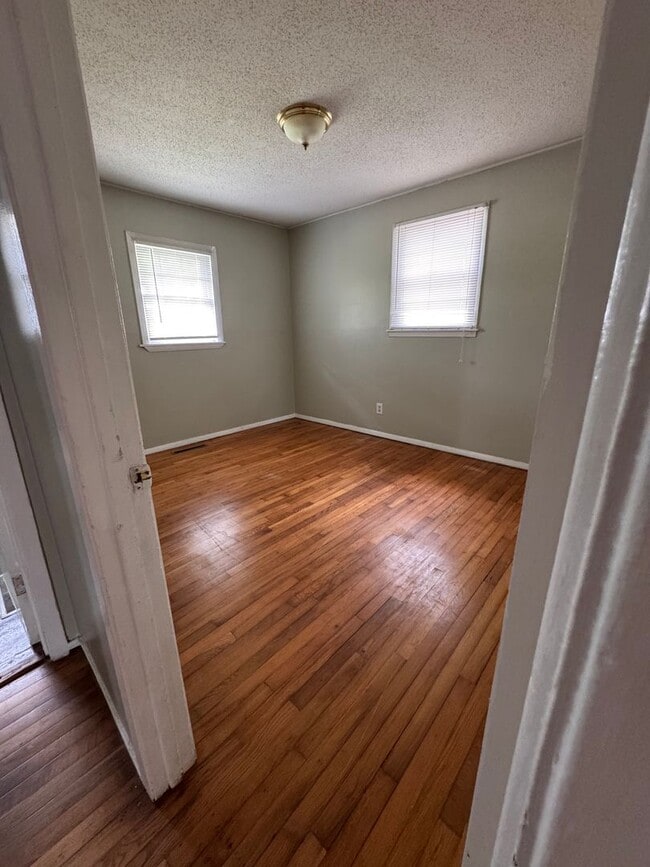 Building Photo - 503 Henderson Dr