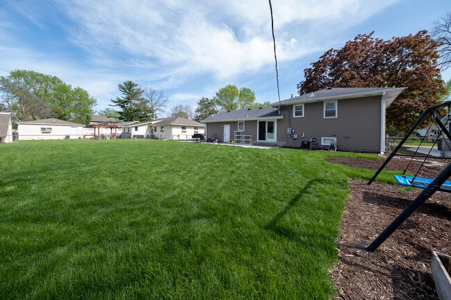 Building Photo - 257 Elm Dr