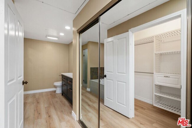Building Photo - 117 S Clark Dr