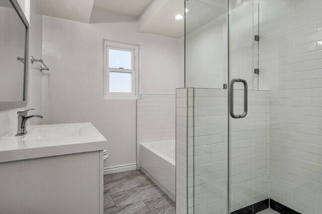 Building Photo - North of Sunset, Large 1 bed unit