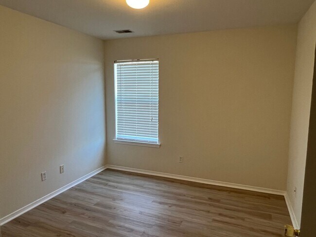 Building Photo - Four Bedroom Town Home with Two Car Garage in University Park-Renovated! Free First Month For Qua...