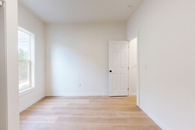 Building Photo - Ground Level Home