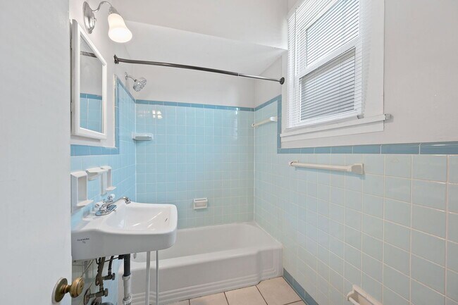Building Photo - 2549 University Ct