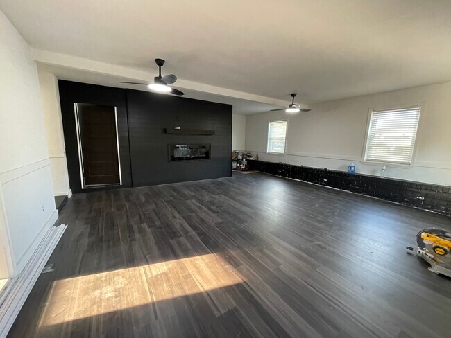 Primary Photo - 910 Clearmont Dr