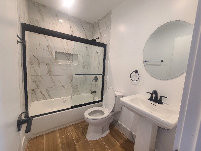 Building Photo - 14921 Vanowen St