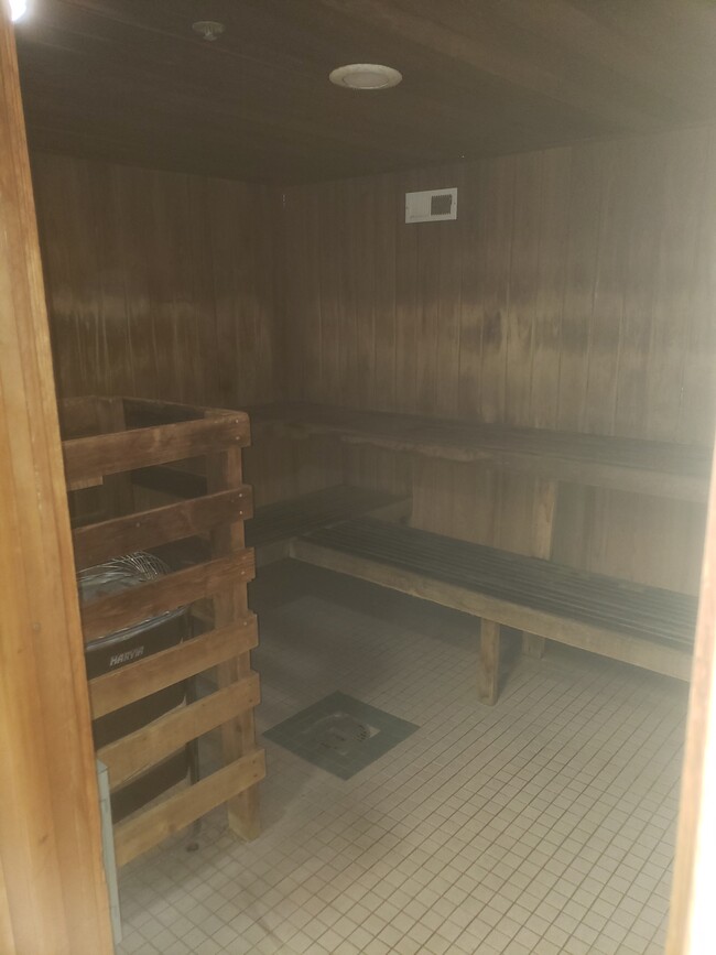 men's sauna room - 211 Easthampton I