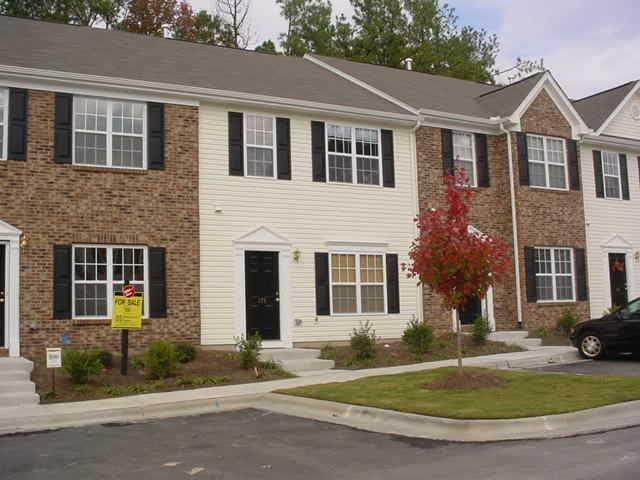 Building Photo - Beautiful Townhome
