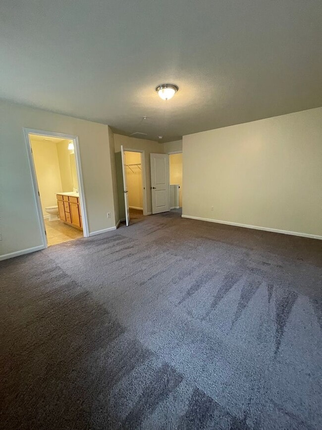 Building Photo - Gorgeous 3 BD/ 2.5 BA Townhouse Available ...