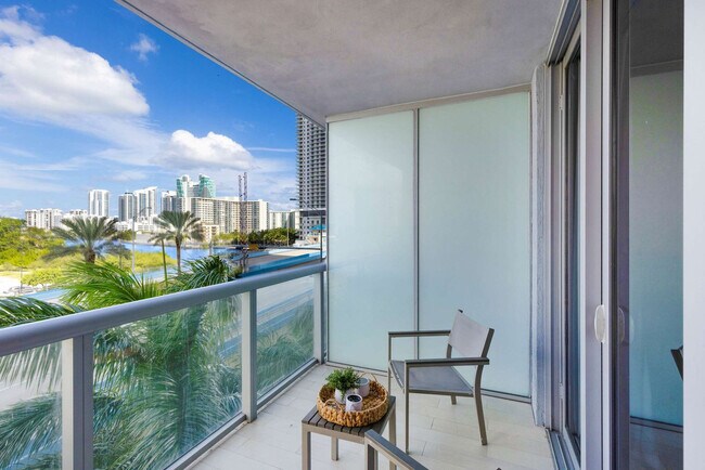 Building Photo - 2602 E Hallandale Beach Blvd