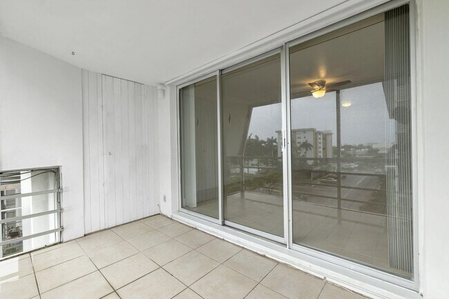 Building Photo - 3040 NE 16th Ave