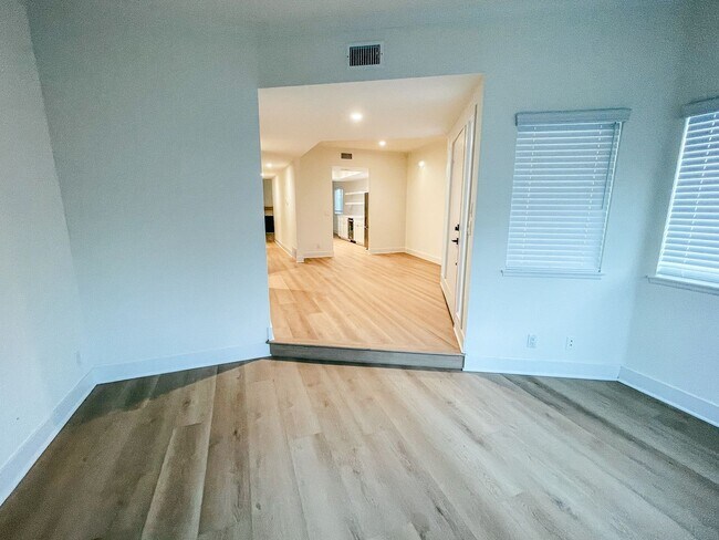 Building Photo - 204 18th St