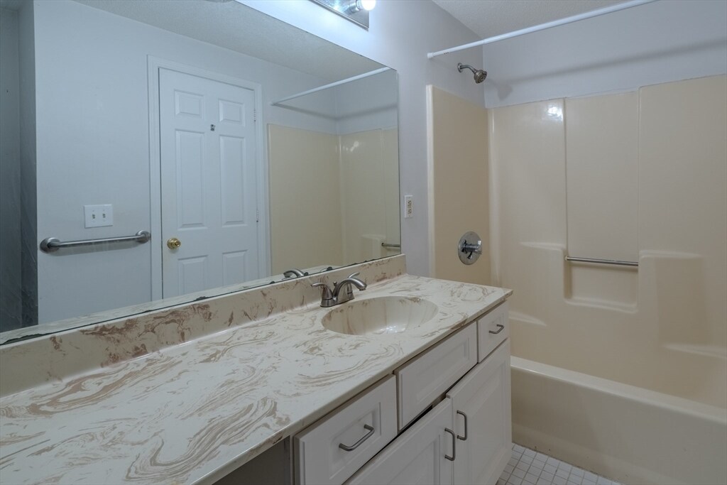 Building Photo - 255 North Rd