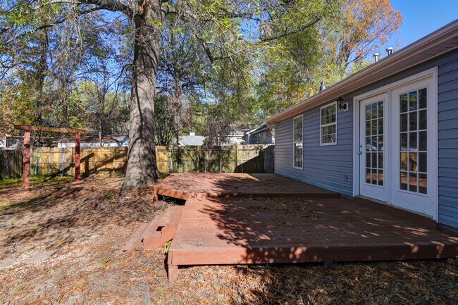 Building Photo - Beautifully Updated 3BR Home Minutes from Fort Jackson, VA Hospital & I-77