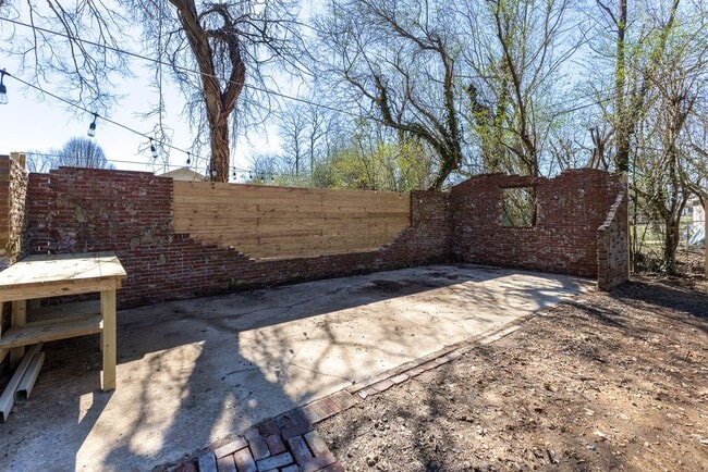 Building Photo - Close to downtown Athens! Beautifully renovated home with charm!