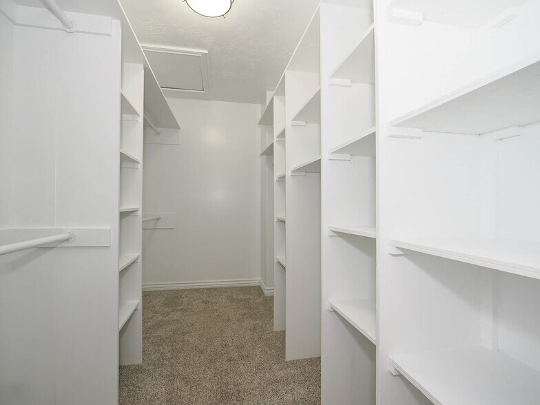 Building Photo - 2368 Maple Hills Dr