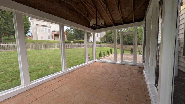 Building Photo - Gorgeous Charter Colony Cul-de-Sac Home: 4 Bed, 2.5 Bath Home with Screened-In Porch