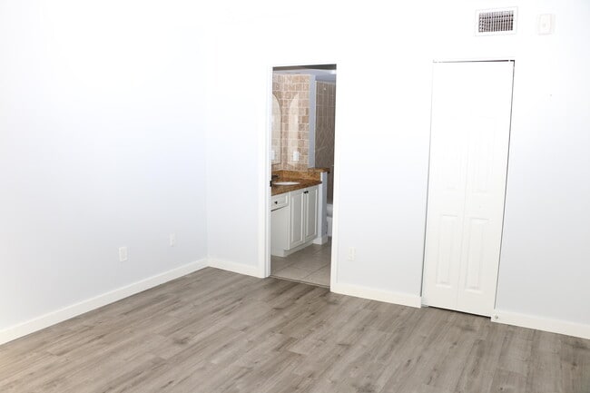 Building Photo - 400 Club Cir