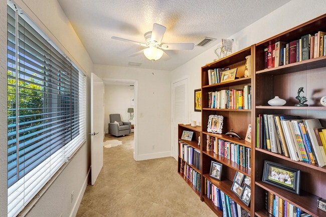 Building Photo - 929 SW 18th Ct