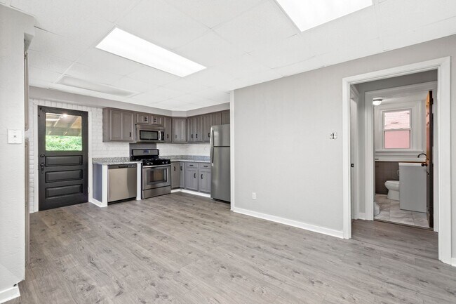 Building Photo - Stunning 3 bedroom home in Carrick available May 15!