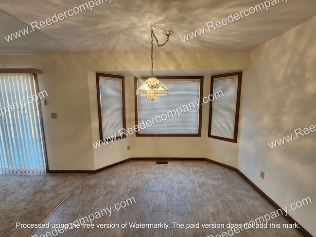 Building Photo - Spacious 3 bedroom 2 bathroom townhouse