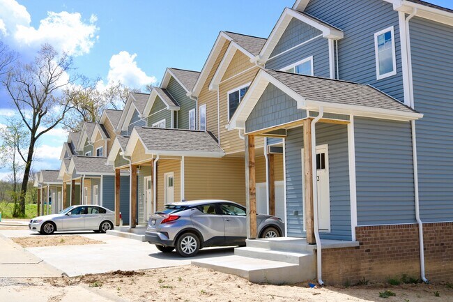 Building Photo - 5 Honey Locust Ln