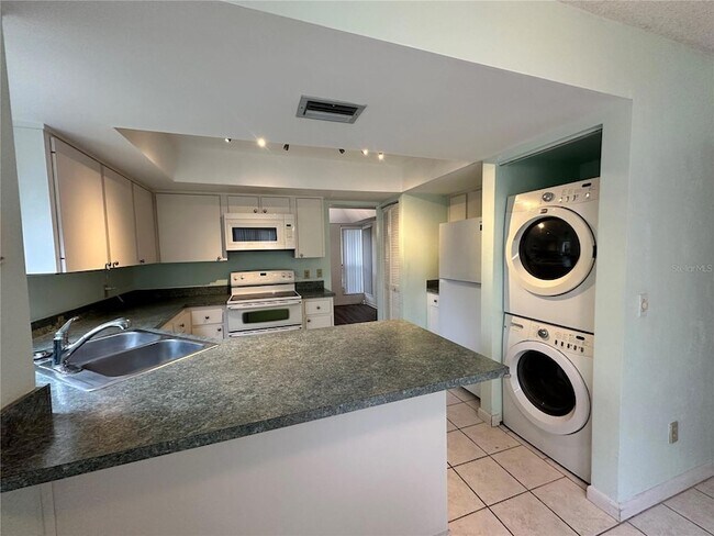 Building Photo - 13 Surrey Ct