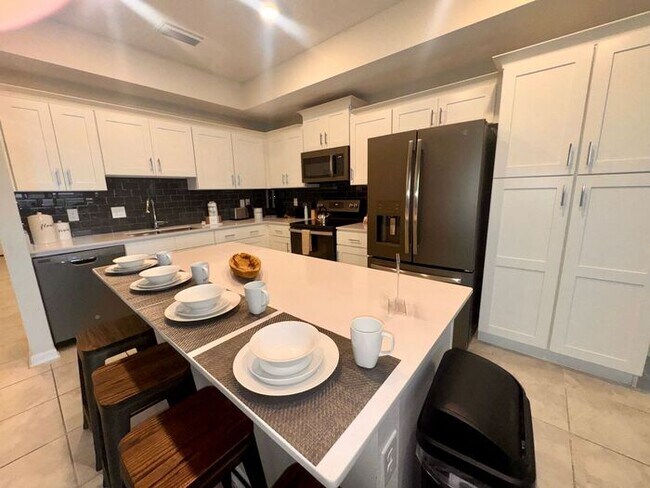 Building Photo - Fully Furnished 2/2 Luxury Storey Lake Condo near Disney with a Stunning Balcony Viiew!