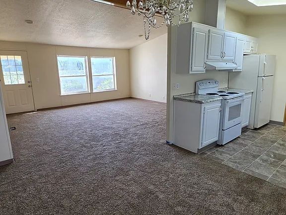 Building Photo - "Charming 4-Bedroom Retreat with Cozy Fireplace in Woodburn – 1900 Sq Ft of Comfort!"