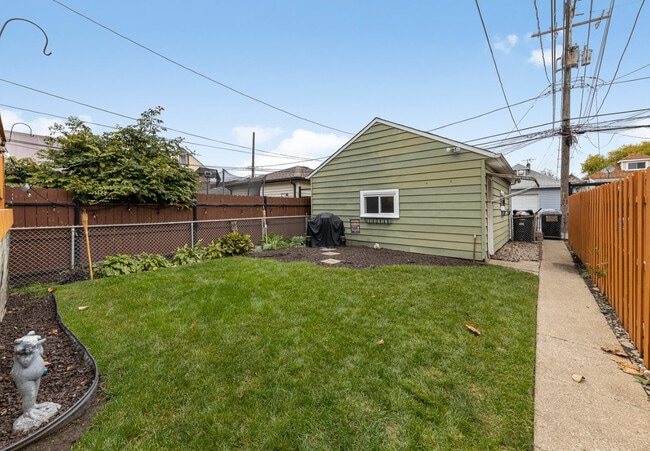 Building Photo - 5538 W Drummond Pl