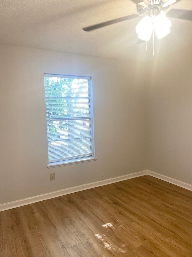 Building Photo - 2 bed 1 bath town home. Lynn haven.