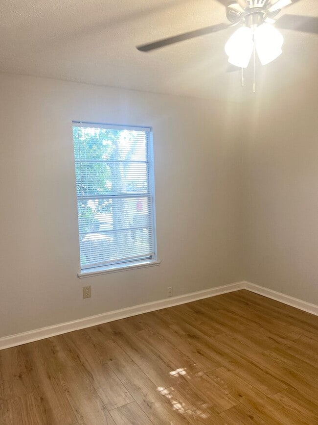 Building Photo - 2422 Johnson Dr