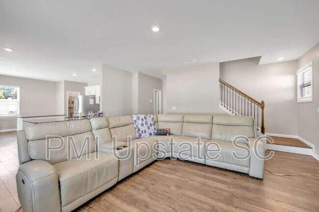 Building Photo - 207 Bridlewood Ln