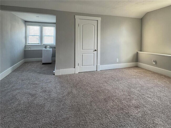 Building Photo - 729 Luckystone Ave