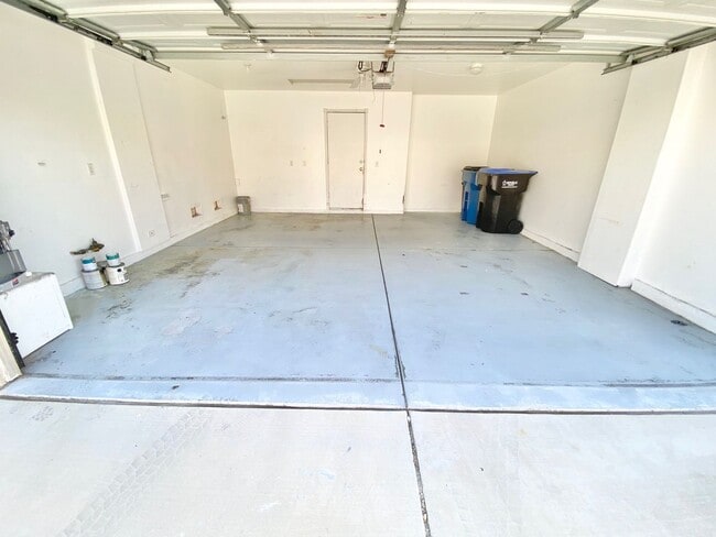 Building Photo - STUNNING 3 BEDROOM 2.5 BATH HOME LOCATED I...