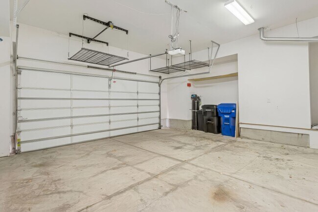 Building Photo - Modern 5-Bedroom Home with Spectacular Vie...