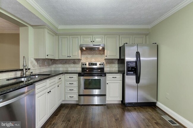Building Photo - 7118 Eden Brook Dr
