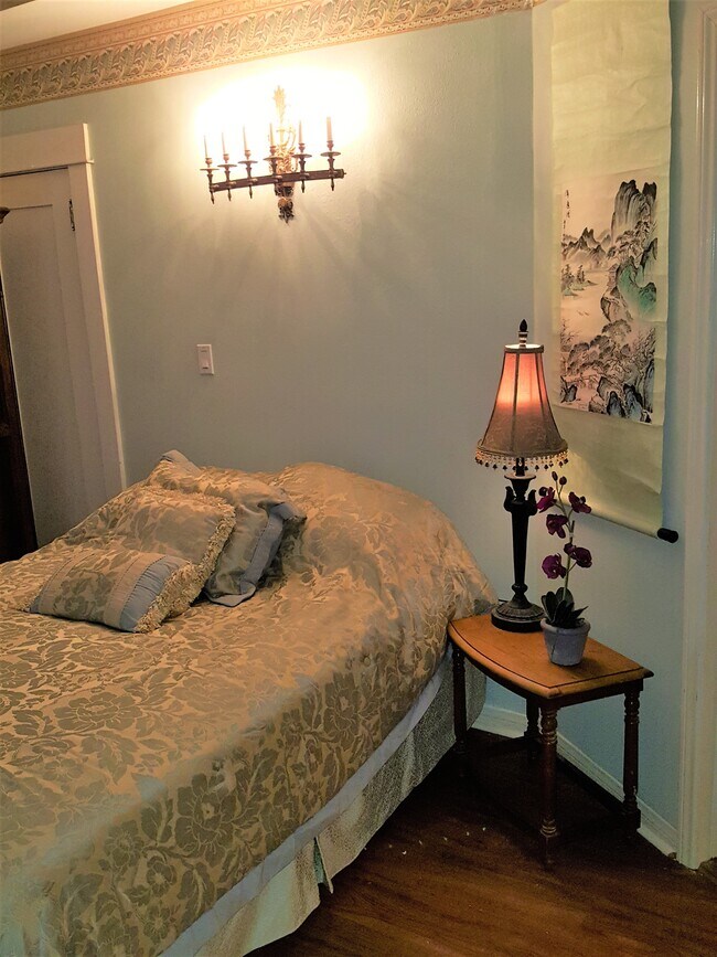 Building Photo - 2817 E Broadway