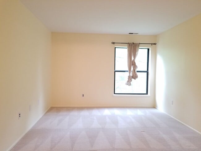 Building Photo - Extremely Well Maintained Second Level Condo Available mid-March!