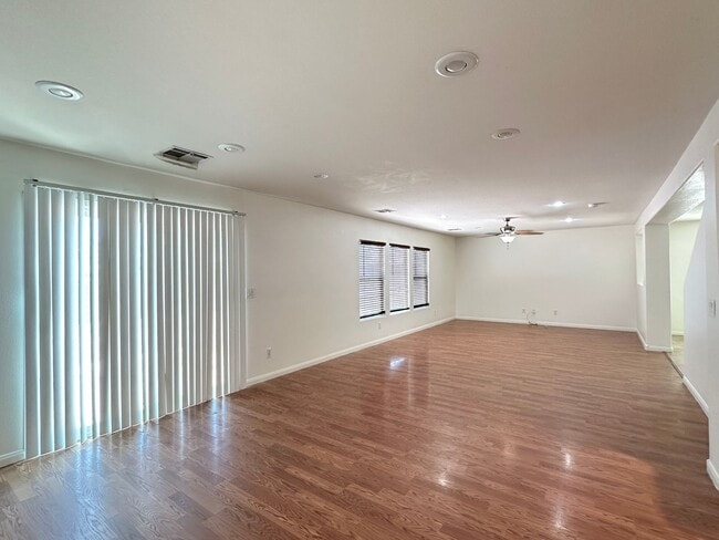Building Photo - 560 Playa Linda Pl