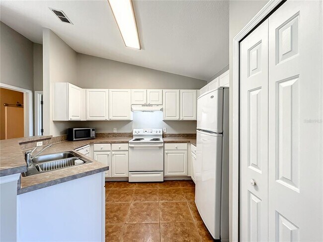 Building Photo - 1364 Hillview Dr