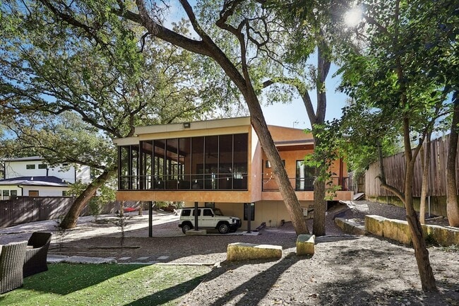 Building Photo - 8635 San Leandro Dr