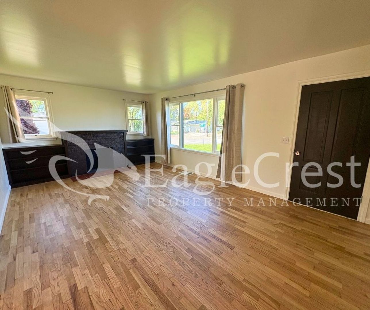Building Photo - Charming 2 Bed, 2 Bath Home with Updated Kitchen & Outdoor Living Space